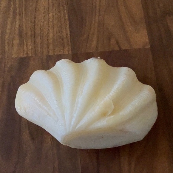 Handcrafted Decorative Unscented Cream Nautical Clam Shell Candle Decor - Picture 2 of 6